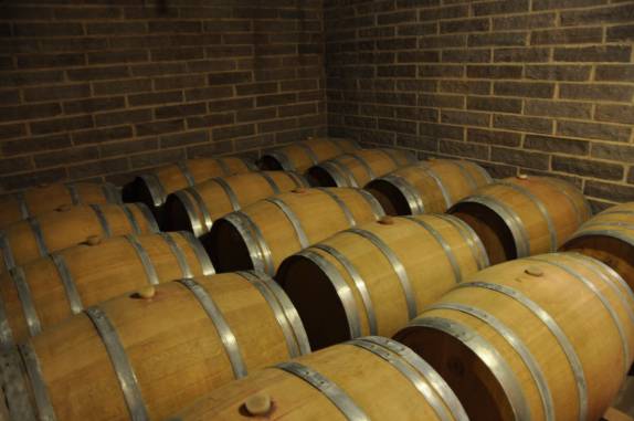 Barris de carvalho da vinícola Don Laurindo, no Vale dos Vinhedos, em Bento Gonçalves - RS